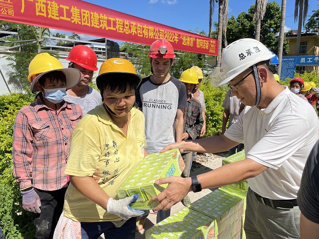（修圖）陸烜為工人發(fā)放清涼慰問品。容芝雅 攝.jpg