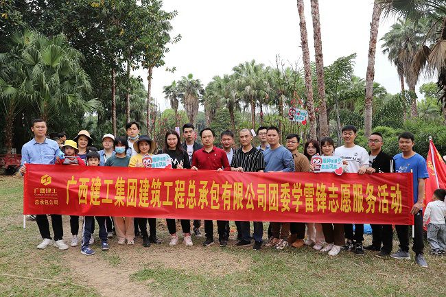 參加活動(dòng)的職工合影。林成斌 攝（修圖）.jpg