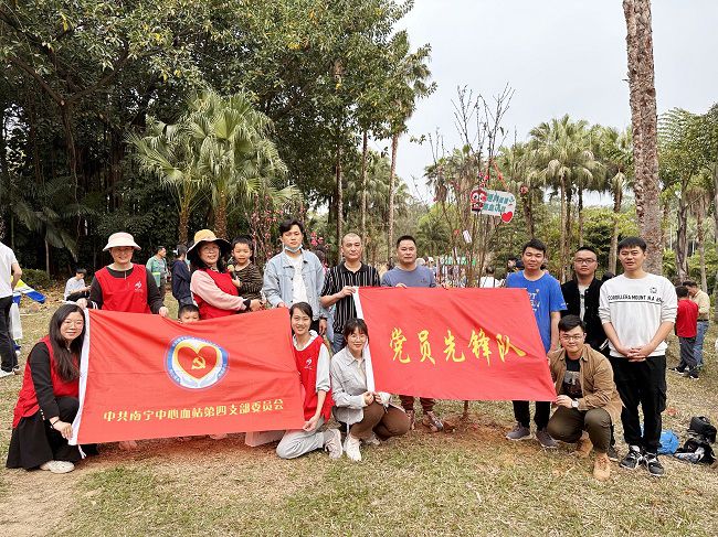 與主辦方合影留念。周煜川 攝（修圖）1.jpg